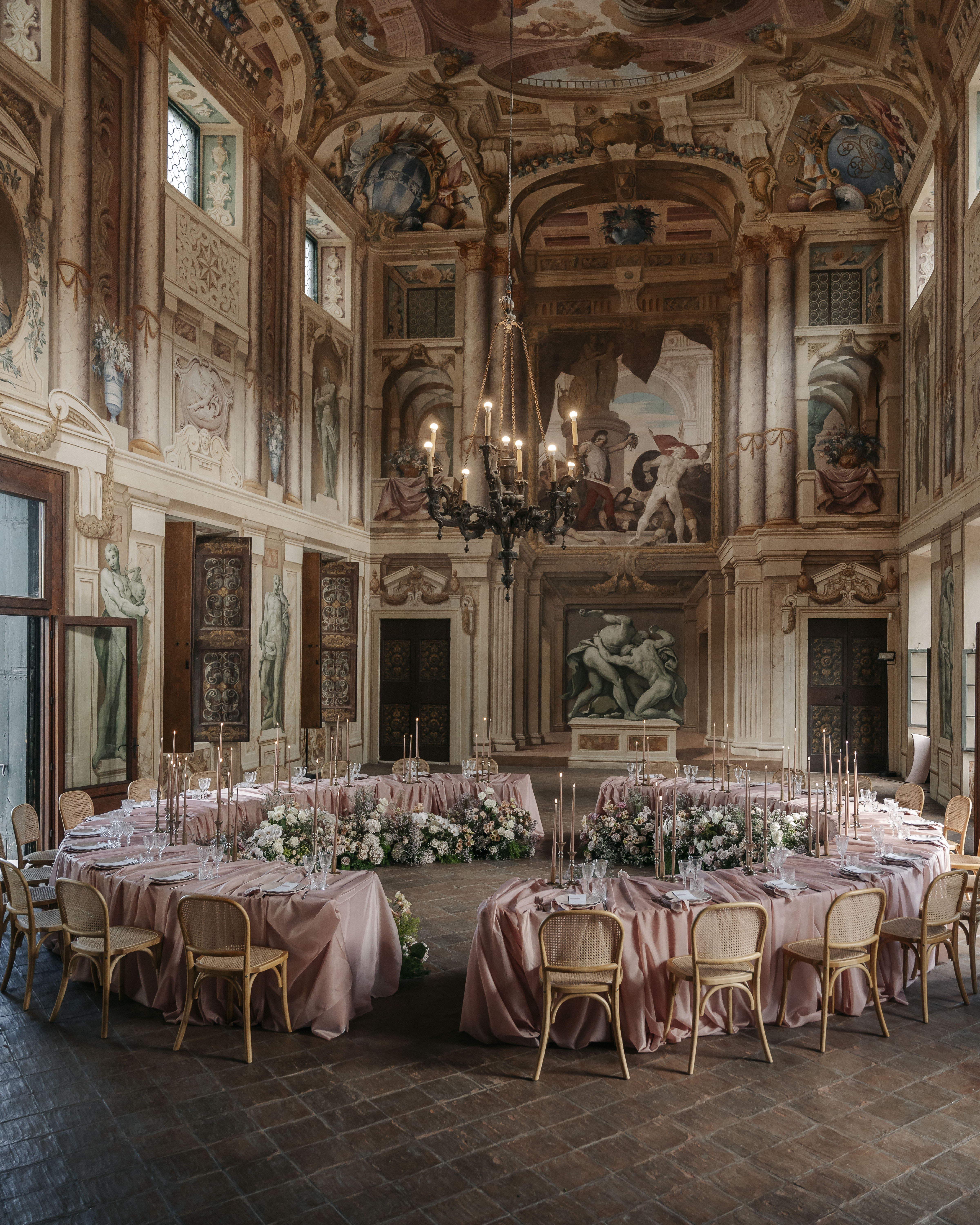 Villa Arvedi con allestimento matrimonio e tovaglie rosa