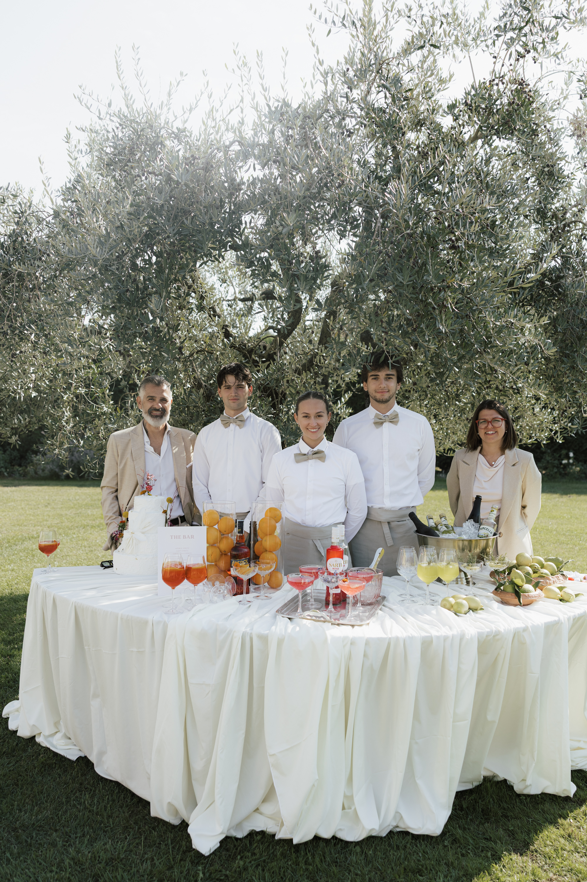 Lo staff Food & Sweet al banco aperitivo sotto l&rsquo;ulivo